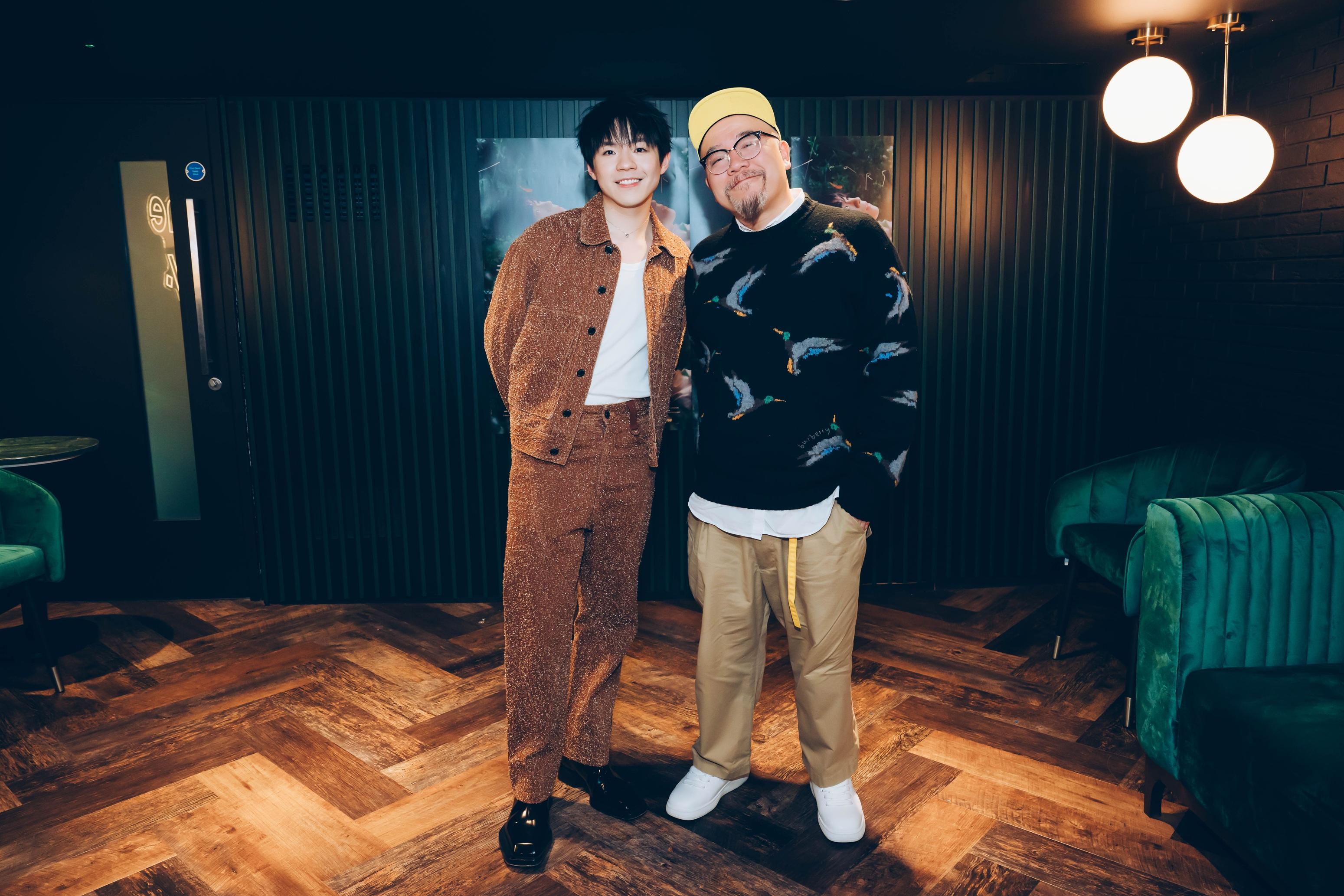 陳卓賢Ian於倫敦舉行《IAN CHAN "TEARS" IN MY SIGHT SOLO CONCERT TOUR 2025 - LONDON》獲Wyman捧場,兩人於後台合照。