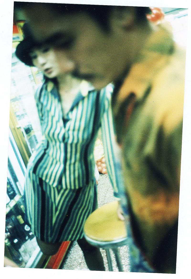 《花樣年華》重映的導演特別版,張曼玉一改經典旗袍造型,以幹練形象現身便利店。