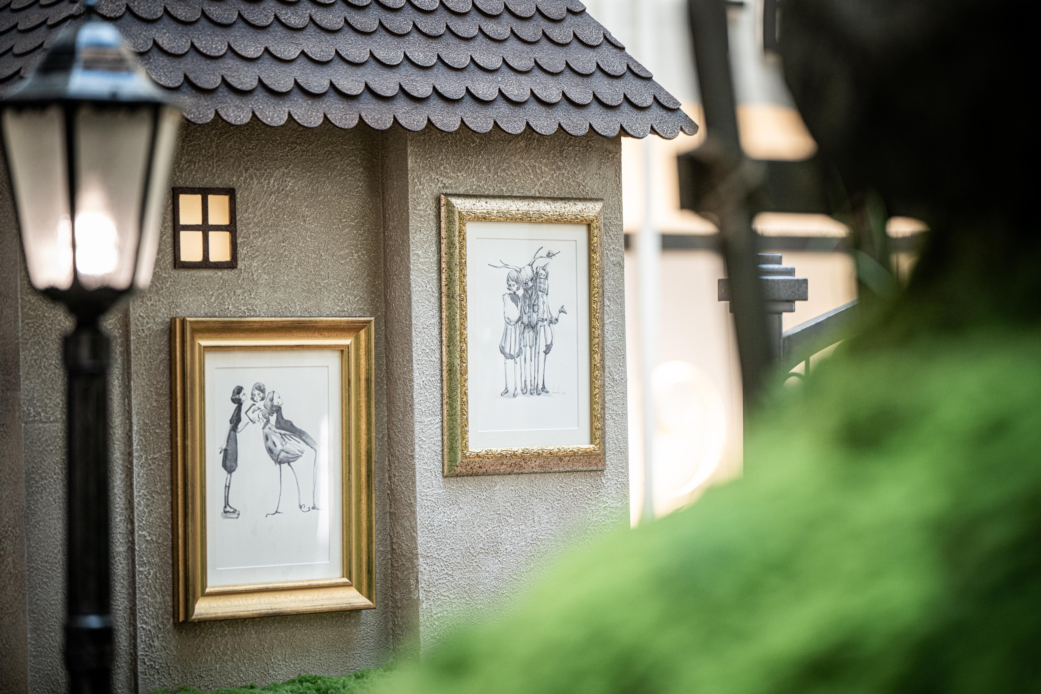 蘋果樹周遭的小屋擺放Lauren Tsai的各種作品。