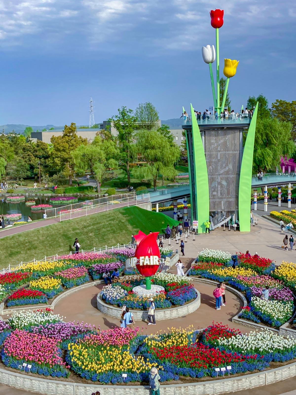 礪波鬱金香公園於4月下旬到5月初舉辦「礪波鬱金香博覽會」,屆時會有多達5百種、過百萬株的鬱金香綻放。