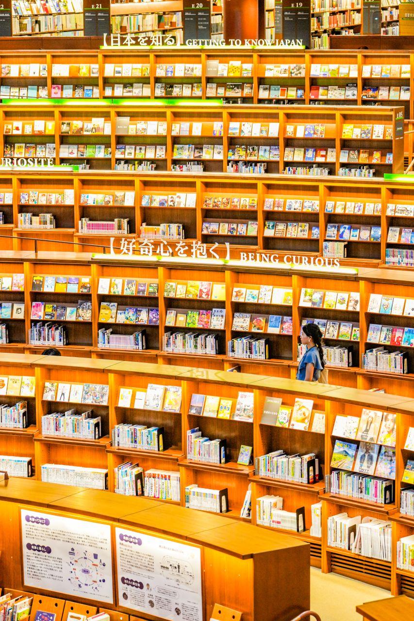 石川縣立圖書館將館藏的30萬冊書本放置在階梯式的書棚中,並以加賀五彩來區分室內區域,巧思處處。