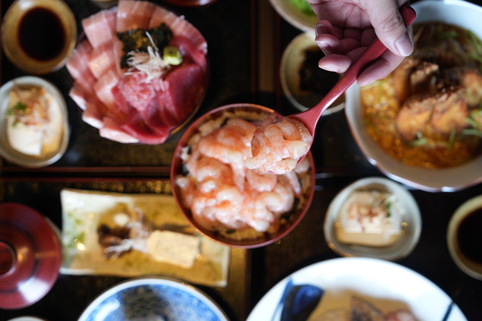 於福井三國港的「越前蟹の坊」冬季特別受到喜好海鮮的饕客歡迎,這裡除了越前蟹特別出色外,其甜蝦丼性價比也很高!