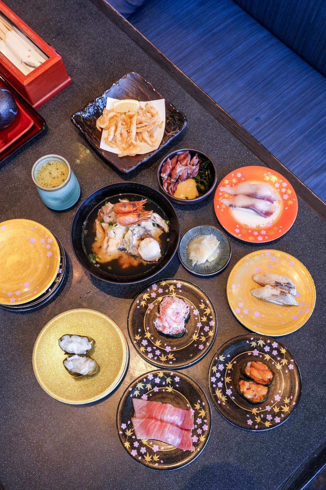 氷見漁港全年都能在被稱為天然漁場,在氷見漁港場外市場的「ひみ番屋街」公路休息站,可找到富山縣民最愛的迴轉壽司「廻鮮氷見前寿し」。