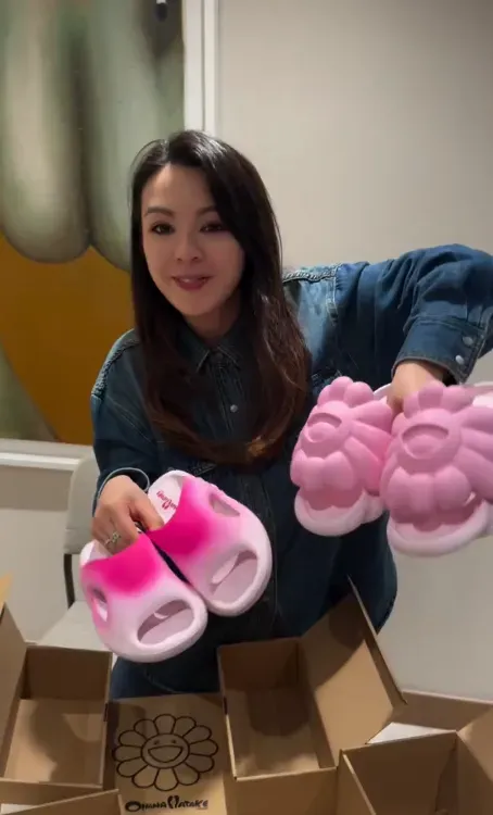 JW新購入的名牌膠拖鞋,最貴一對價值900多元。