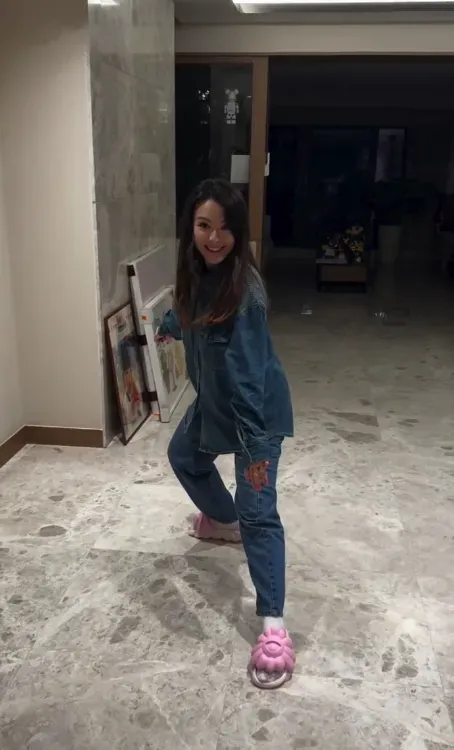 JW著上名牌膠拖鞋後,表現十分興奮。