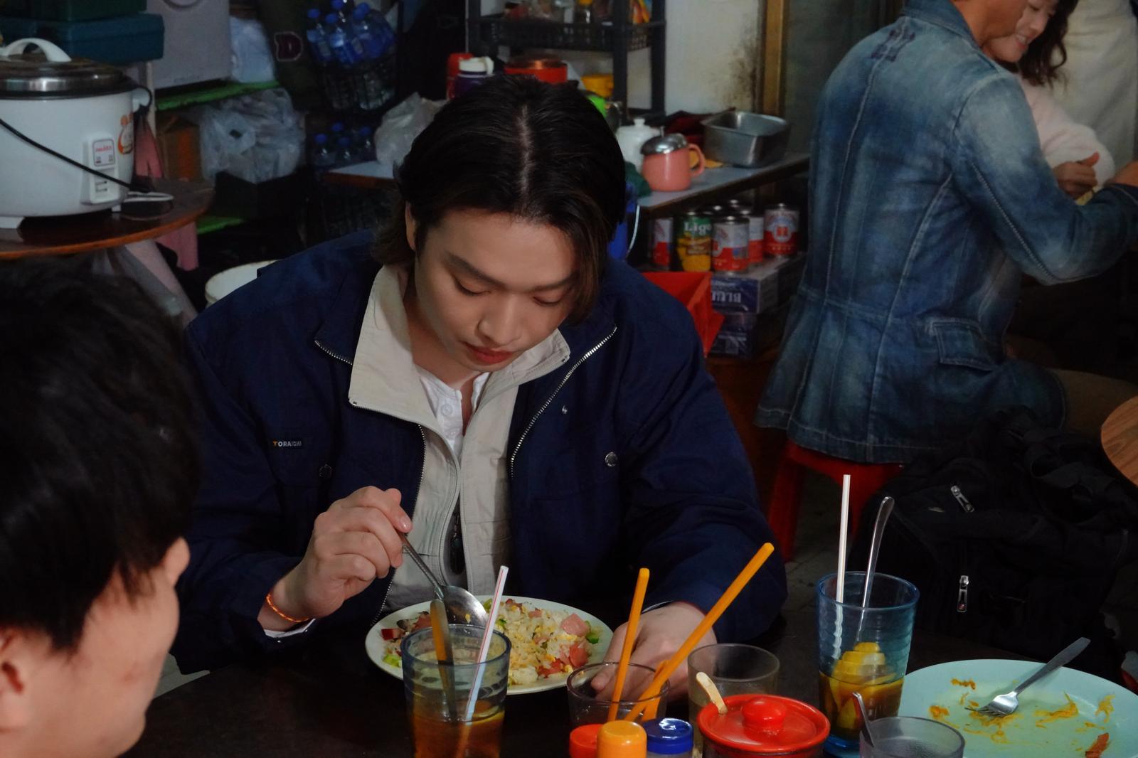 柳應廷Jer新歌《不要活成自己討厭的模樣》MV車房技工,即使討厭周遭人事,卻從不說出口和反抗。