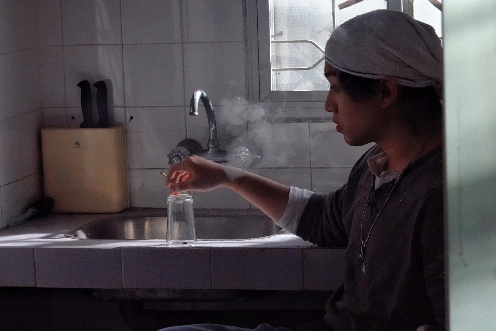 柳應廷Jer在《不要活成自己討厭的模樣》MV演車技工,有不少吸煙場口。