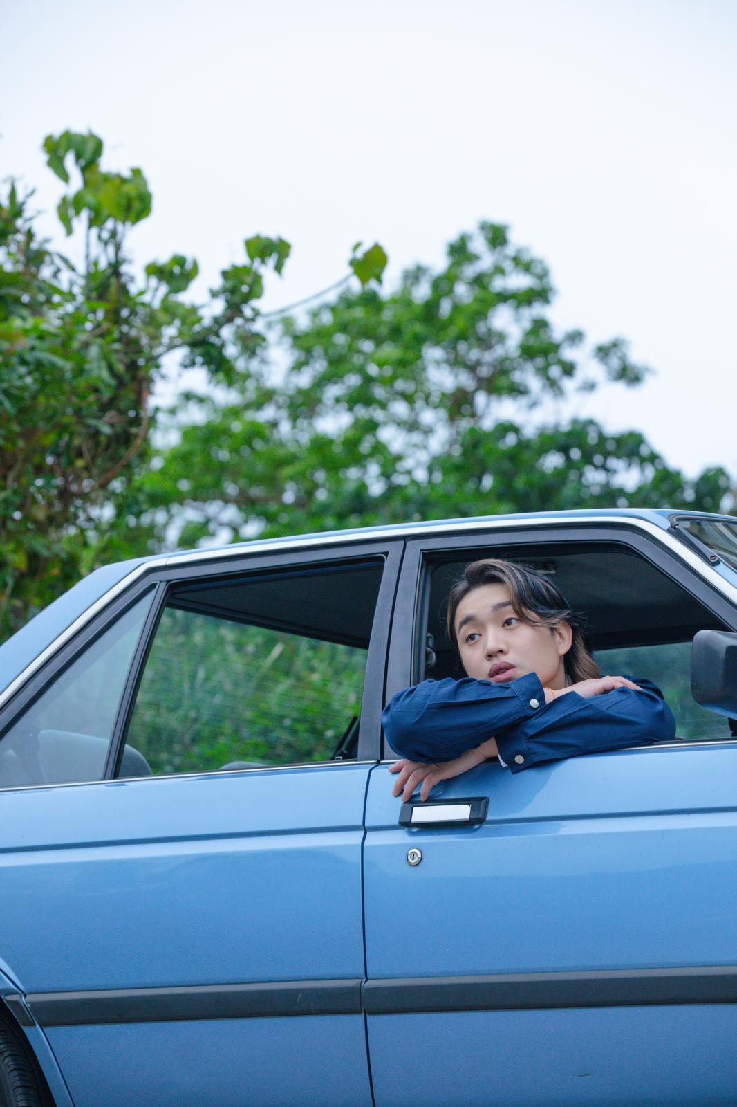 柳應廷Jer在MV中演一個內耗的車房技工,以駕車避靜,為充滿無力感的生活找「逃生出口」。