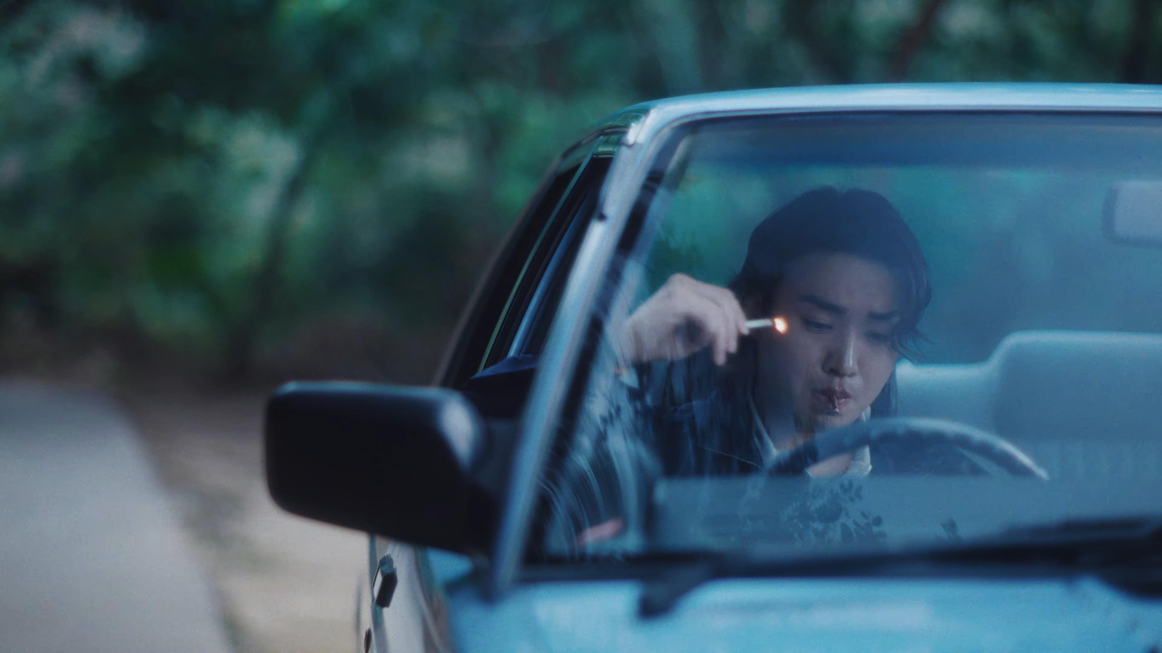 柳應廷Jer在MV中劃火柴吸煙的場口,引發網民議論。