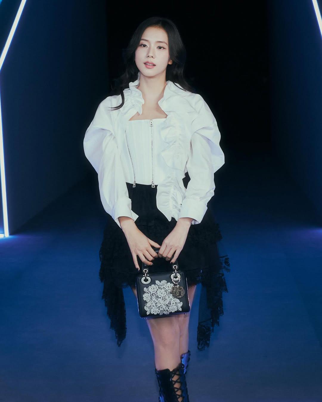 Jisoo身穿ruffle剪裁白色上衣,配搭迷你裙和皮靴,可愛又有型格。