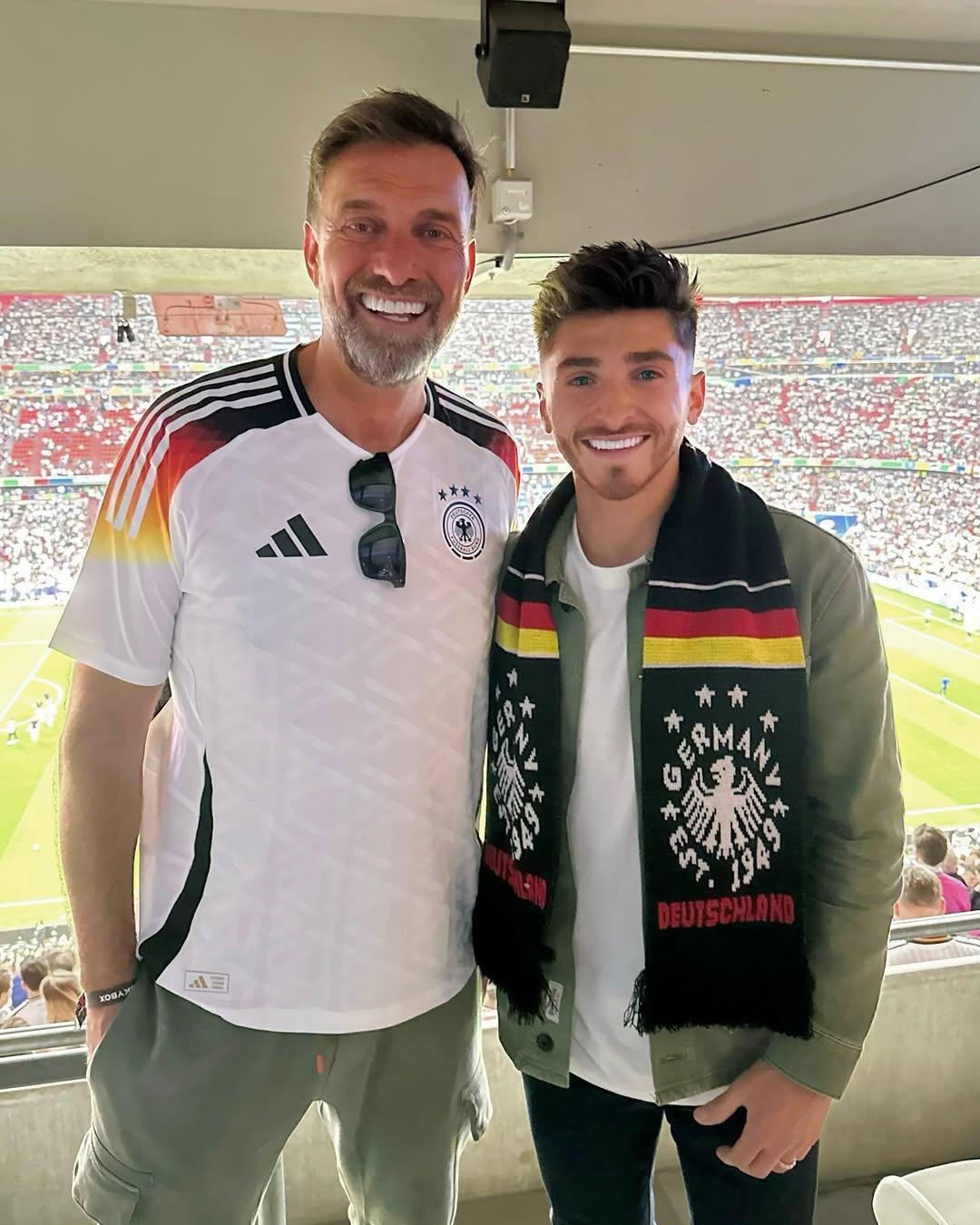 祖殊卡華路與前利物浦主帥高普合照。(卡華路IG)