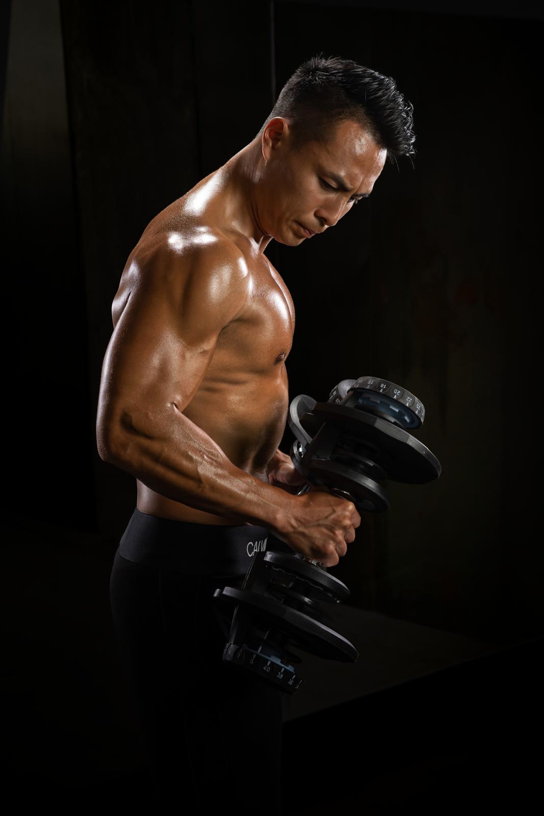 Issac在加拿大留學主修會計,回港後卻當上健身教練;疫情期間再轉跑道經營冰室。