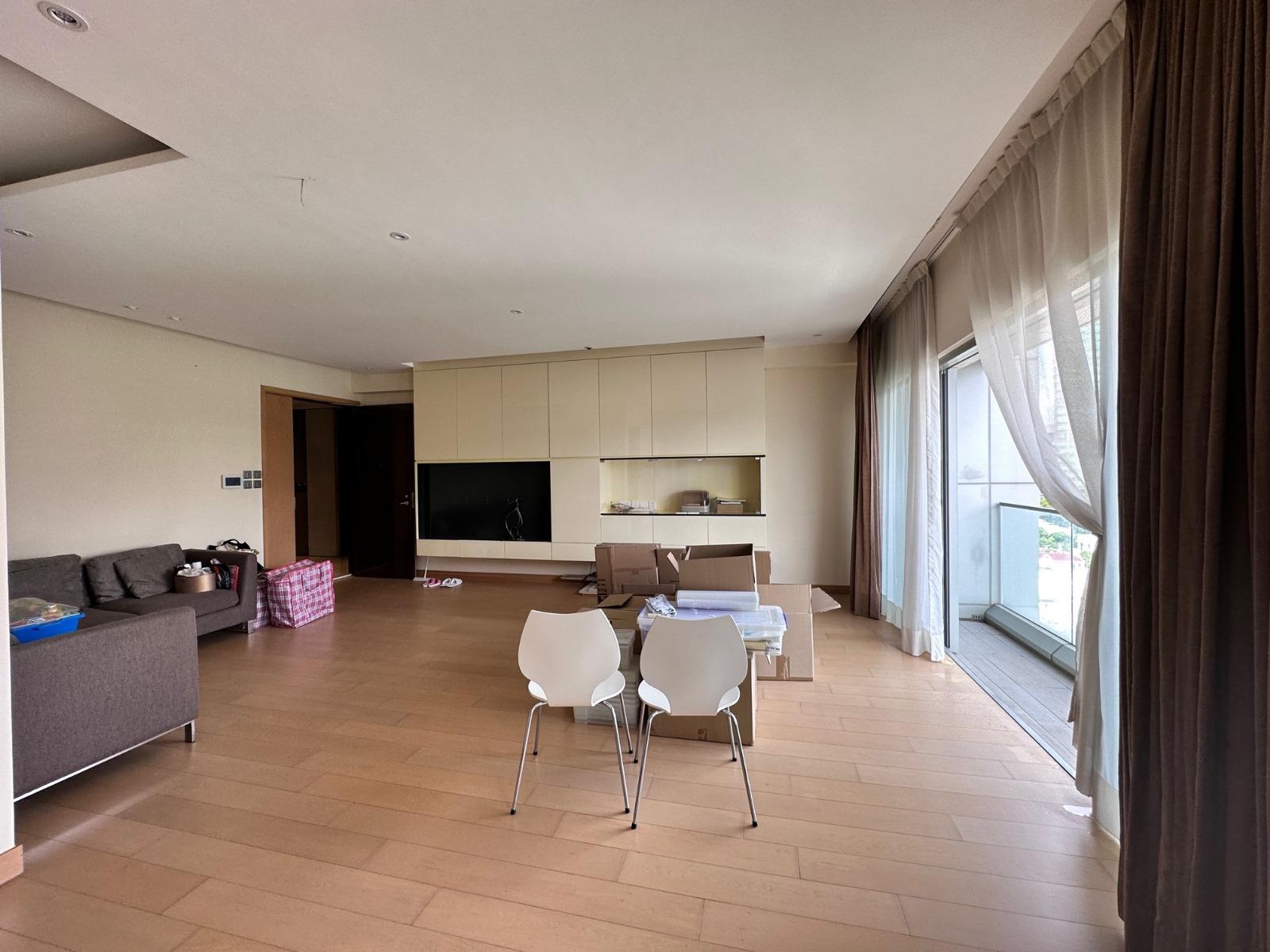 Kadoorie Hill極罕相鄰高層戶放盤,每個單位實用面積有近1,500方呎,大廳空間十分闊落。