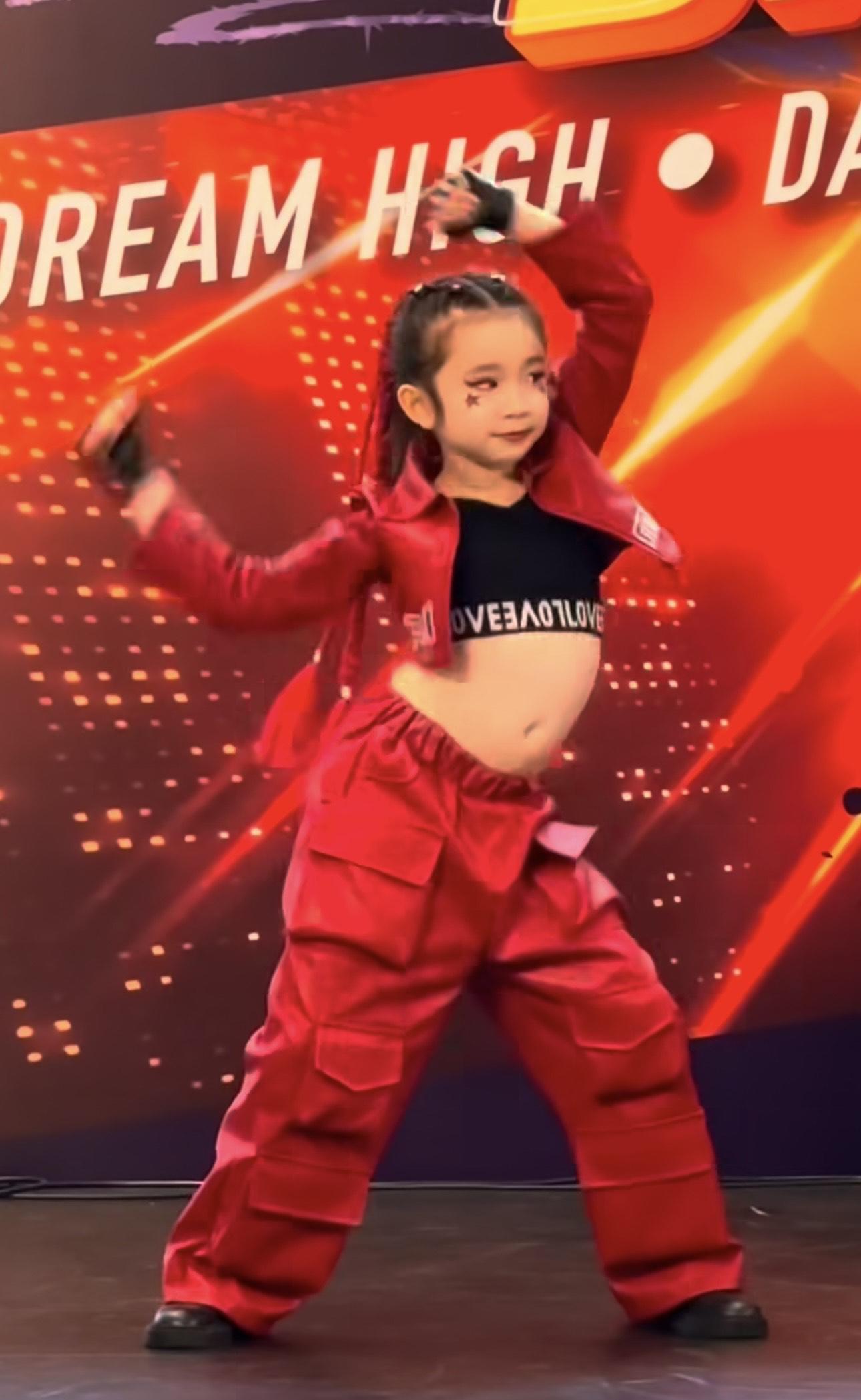 Kakaball穿上火紅色舞衣,瘋狂扭腰。