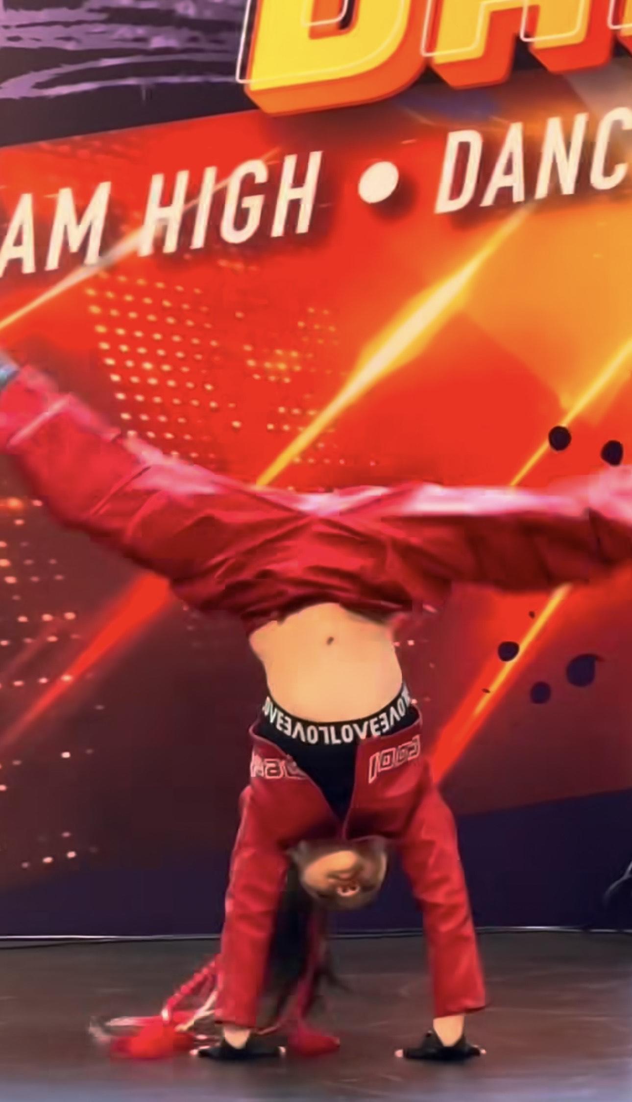 Kakaball 打側手翻,大曬舞技。