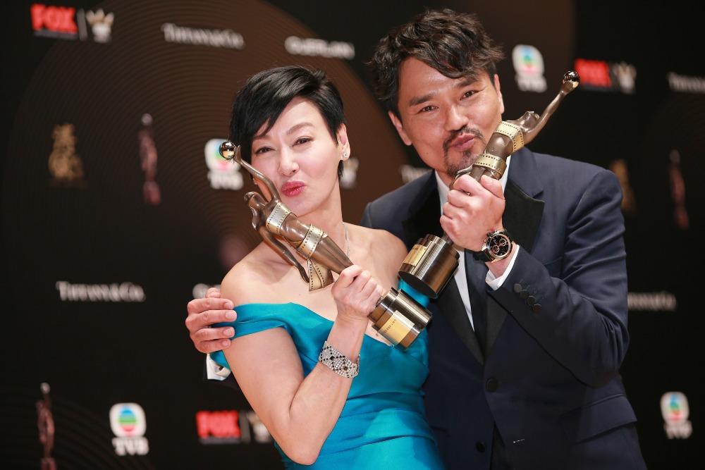 2017 年,惠英紅憑電影《幸運是我》第三度奪得香港電影金像獎影后,跟憑《樹大招風》獲得最佳男主角的林家棟一同分享獲獎喜悅。(圖片來源:Getty)