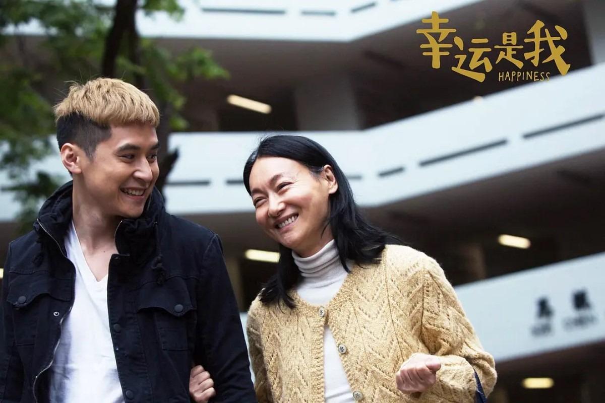 惠英紅在電影《幸運是我》飾演認知障礙症患者,旁為陳家樂,在戲中飾演惠紅英的租客兼室友。(圖片來源:官方劇照)