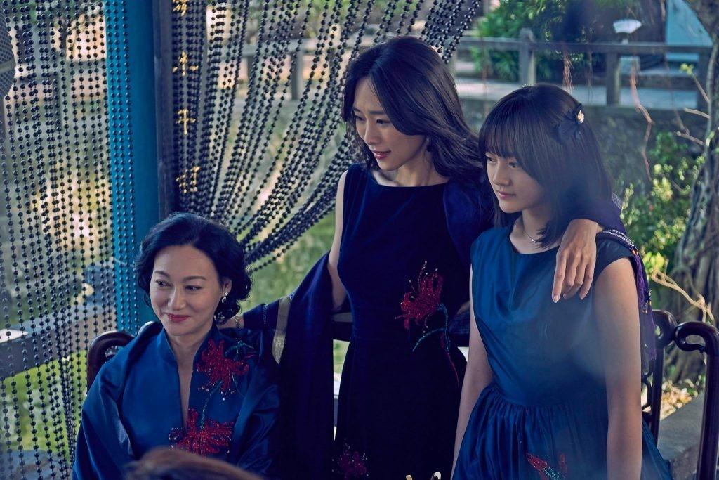 電影《血觀音》中,惠英紅飾演手腕高明並狠心將女兒培養成玩物的「棠夫人」,精湛演技為她贏得首個金馬影后殊榮。(網上圖片)