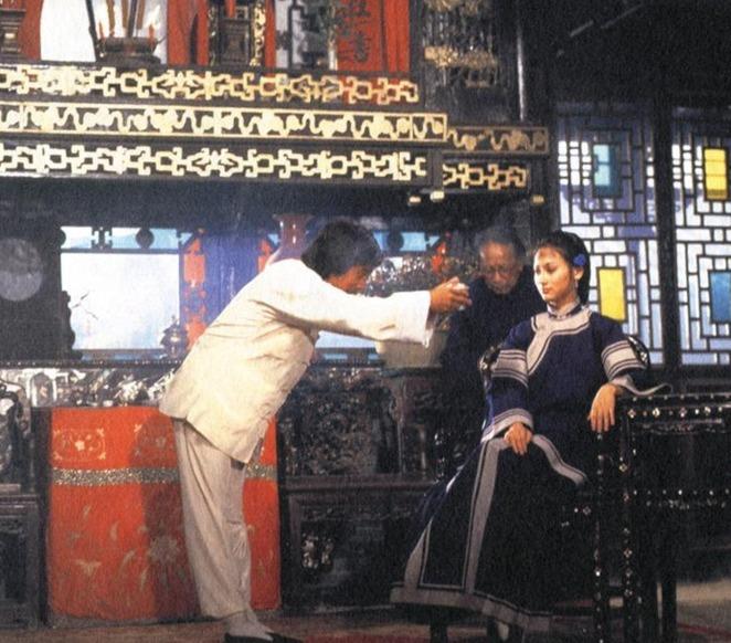 惠英紅憑電影《長輩》獲得第一座影后獎座,她也是金像獎史上至今唯一憑武打片贏得影后的女演員。(網上圖片)