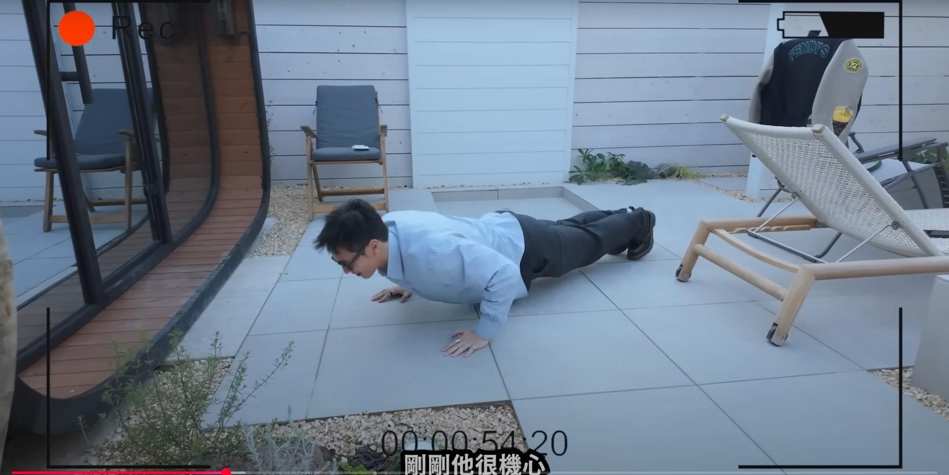 浸溫泉前,由於要半裸出鏡,Angus隨即俯在地上狂操。