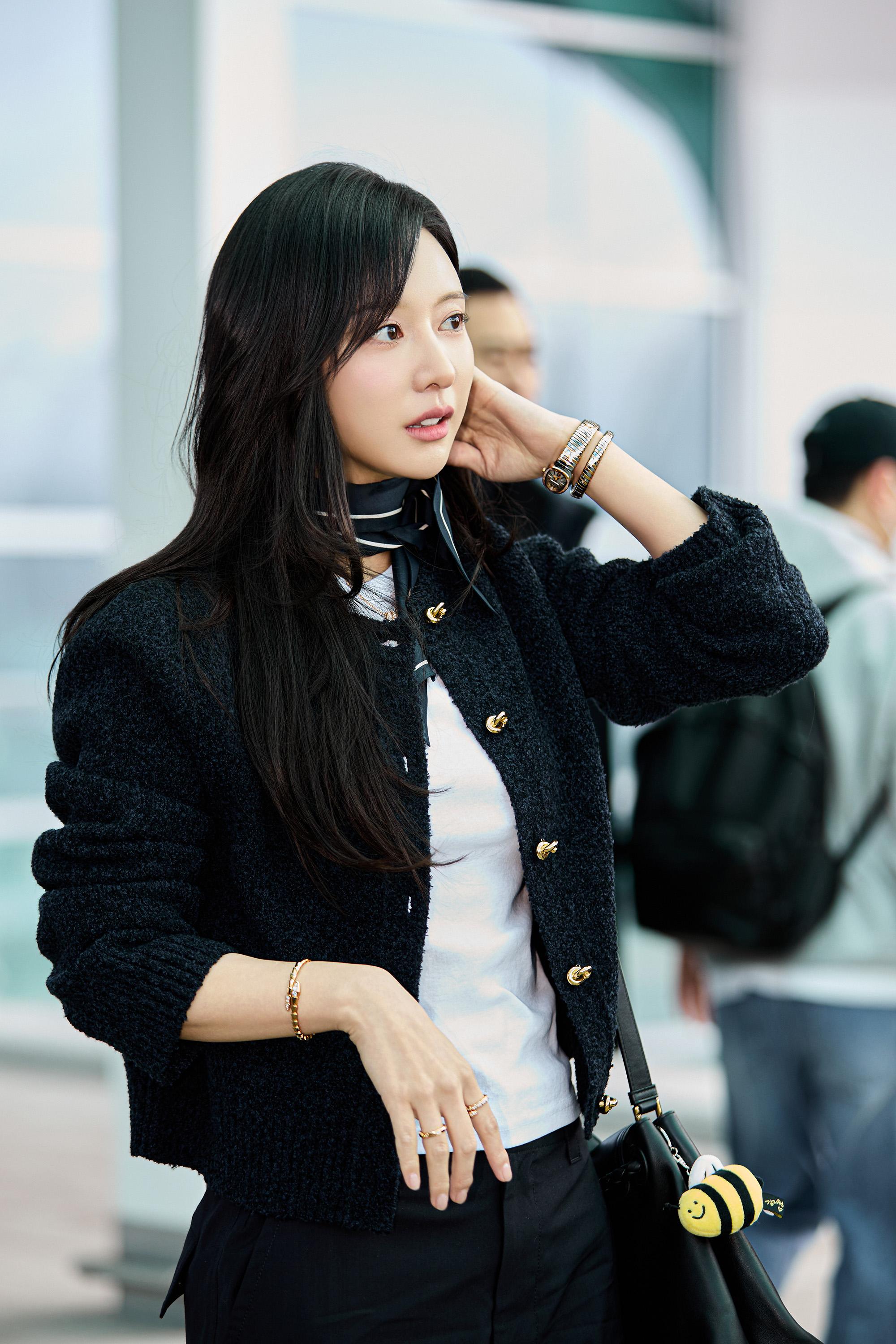 金智媛企定定讓fans拍照。