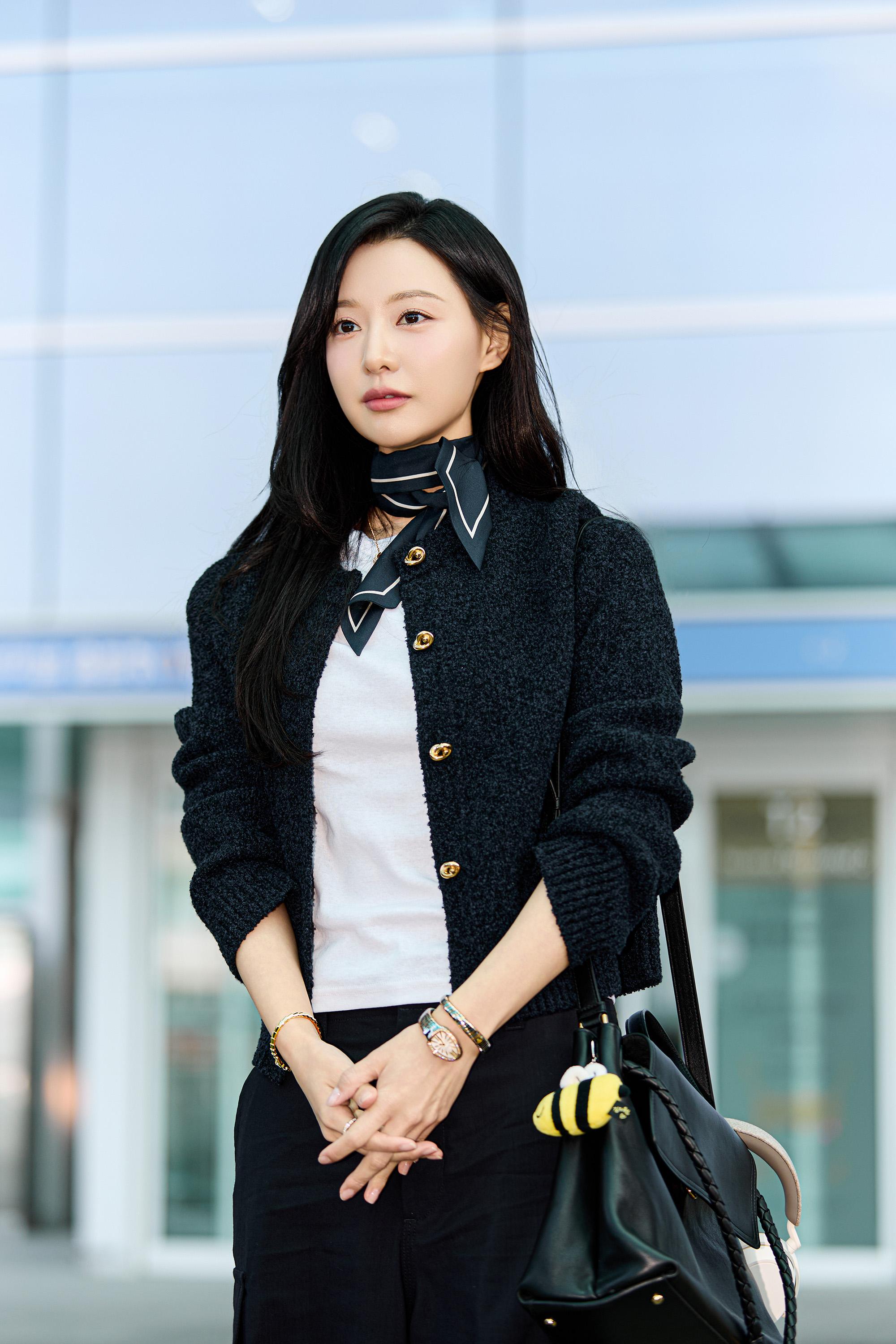 金智媛企定定讓fans拍照。