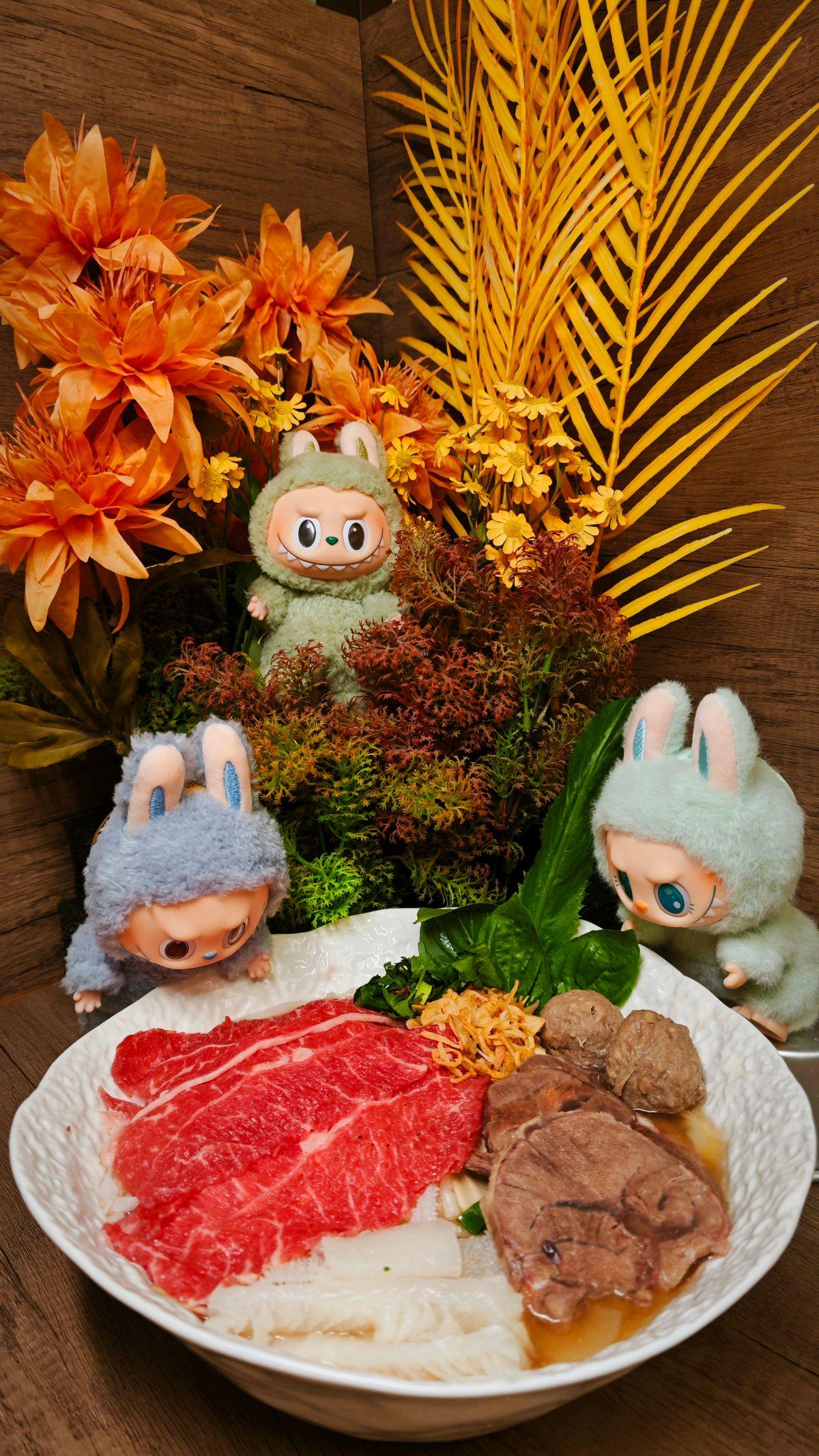 牛板腱火車頭雜錦湯河 材料有牛板腱、牛𦟌、牛柏葉、牛丸等多種配料,湯底帶有香茅、八角、肉桂和薑的獨特香氣。