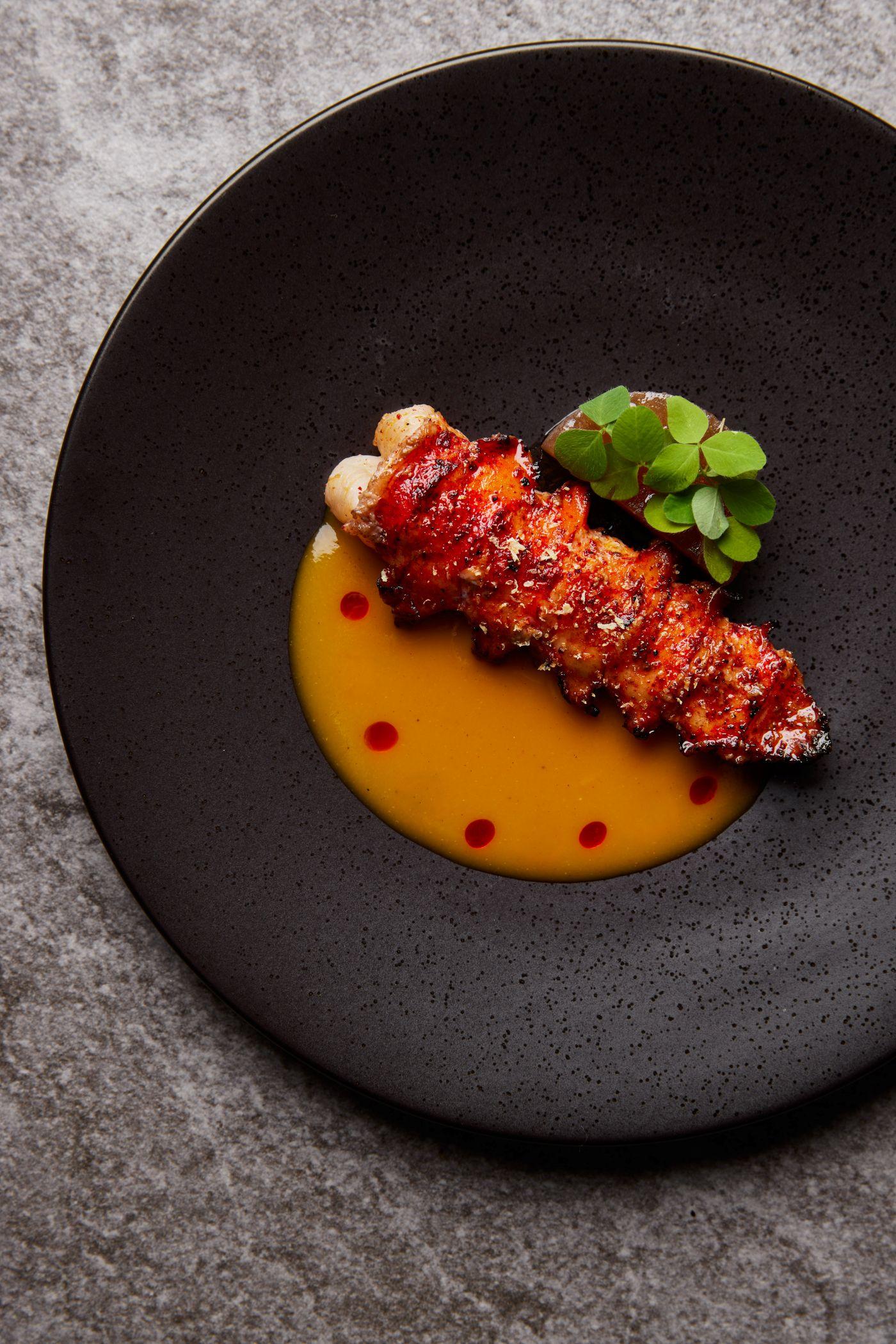 火山石烤製牛油熟成龍蝦尾,櫻花蝦南瓜醬,自家製辣油,關東煮大根,酢漿草