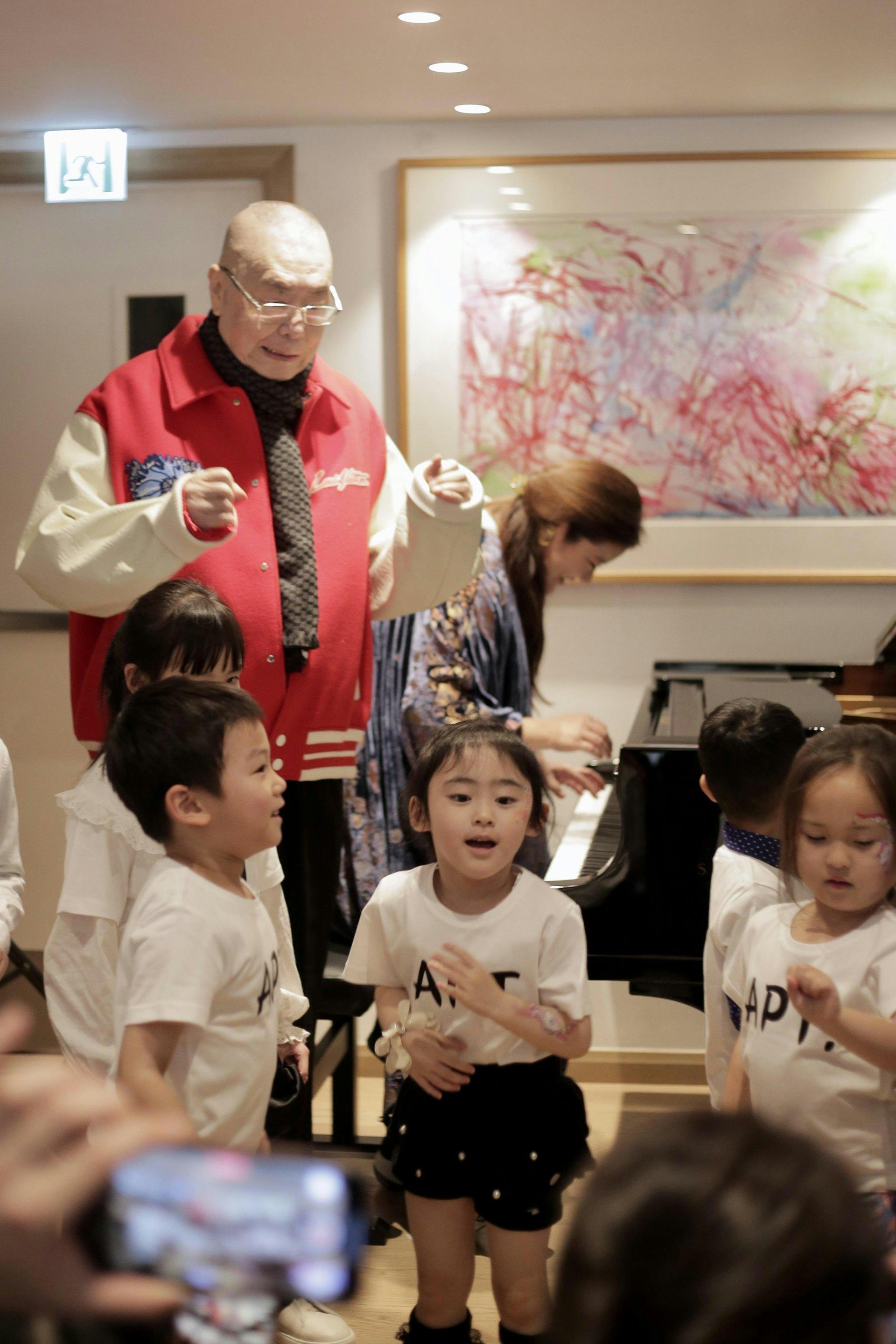 女兒劉蓓蓓(貝貝)帶領一班小朋友大跳《APT》作結,劉詩昆當見到小朋友跳得興起,不禁上前以鋼琴伴奏。