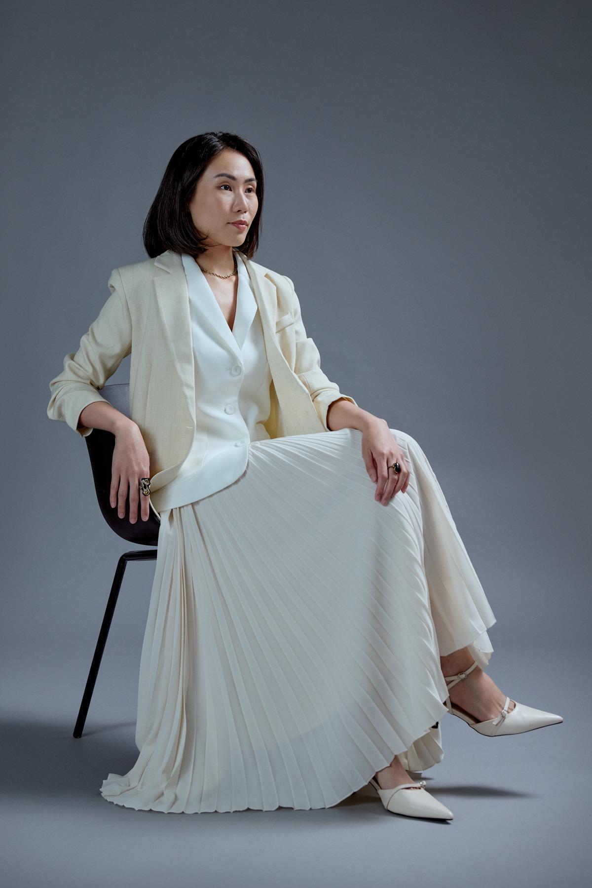西裝外套女生穿搭建議|半截百褶長裙:Aika Tailored Button Down Vest, RuchedReady Aika Classic Shoulder Padded Blazer and Wei Elastic Sunray Pleated Midaxi Skirt