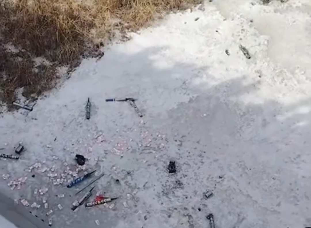 山西呂梁學院新校區出現「派錢」事件,鈔票散落在結冰的河面上。(微博)