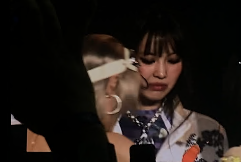 Hyein李惠仁宣布完消息之後,眼泛淚光。