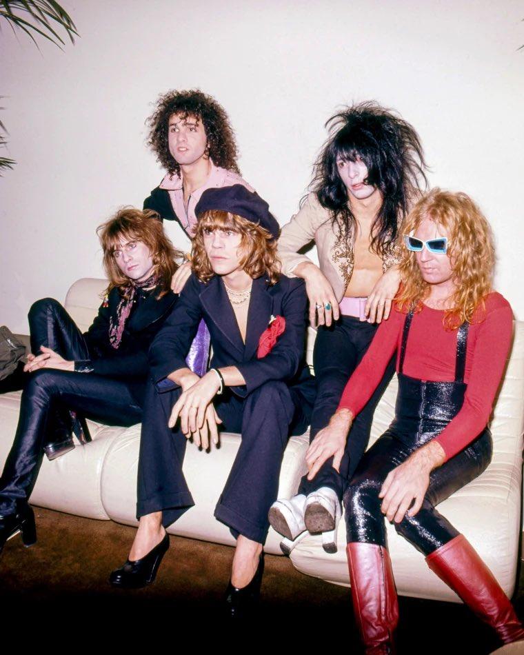 New York Dolls不但是punk rock始祖,更對glam rock、hair rock、heavy metal有著深遠影響。