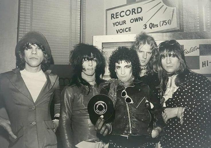 New York Dolls以駭人的形象,與充滿攻擊性的音樂聞名樂壇。