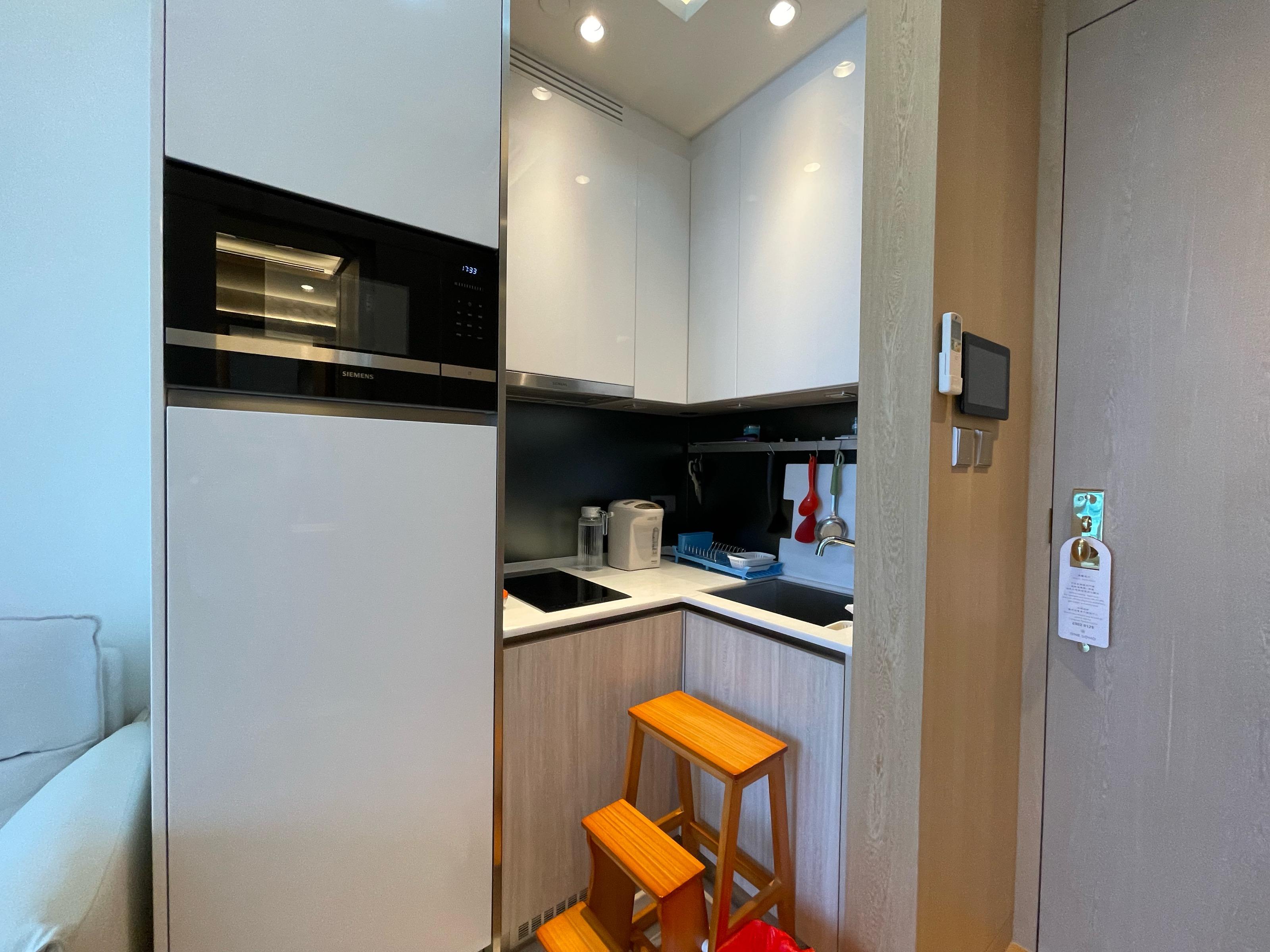 廚房為開放式設計,配套齊全。