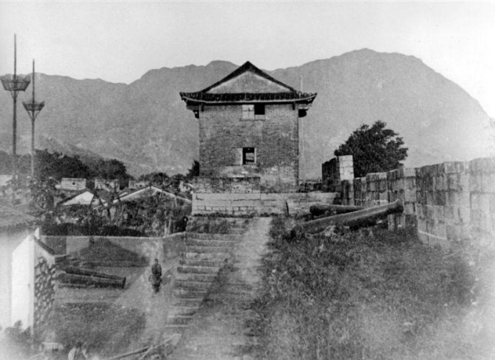 1839年鴉片戰爭期間,九龍炮台的軍事地位轉趨重要,清政府將其升格為九龍寨,加強軍力,對抗英國船艦侵擾。圖為19世紀末置於九龍寨城牆內的大炮。(圖片來源:《「龍津橋及其鄰近區域」歷史研究》/香港歷史博物館)
