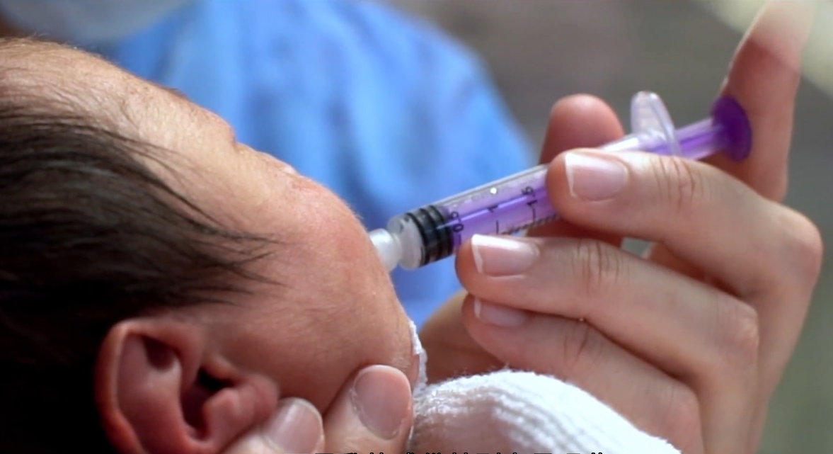 香港母乳庫已開展第二階段服務,向有臨床需要的初生嬰兒派發捐贈母乳。(政府新聞處)