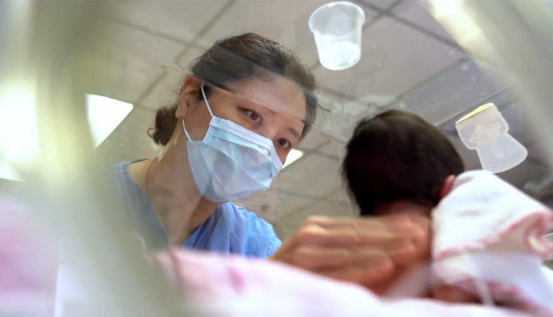 香港母乳庫已開展第二階段服務,向有臨床需要的初生嬰兒派發捐贈母乳。(政府新聞處)