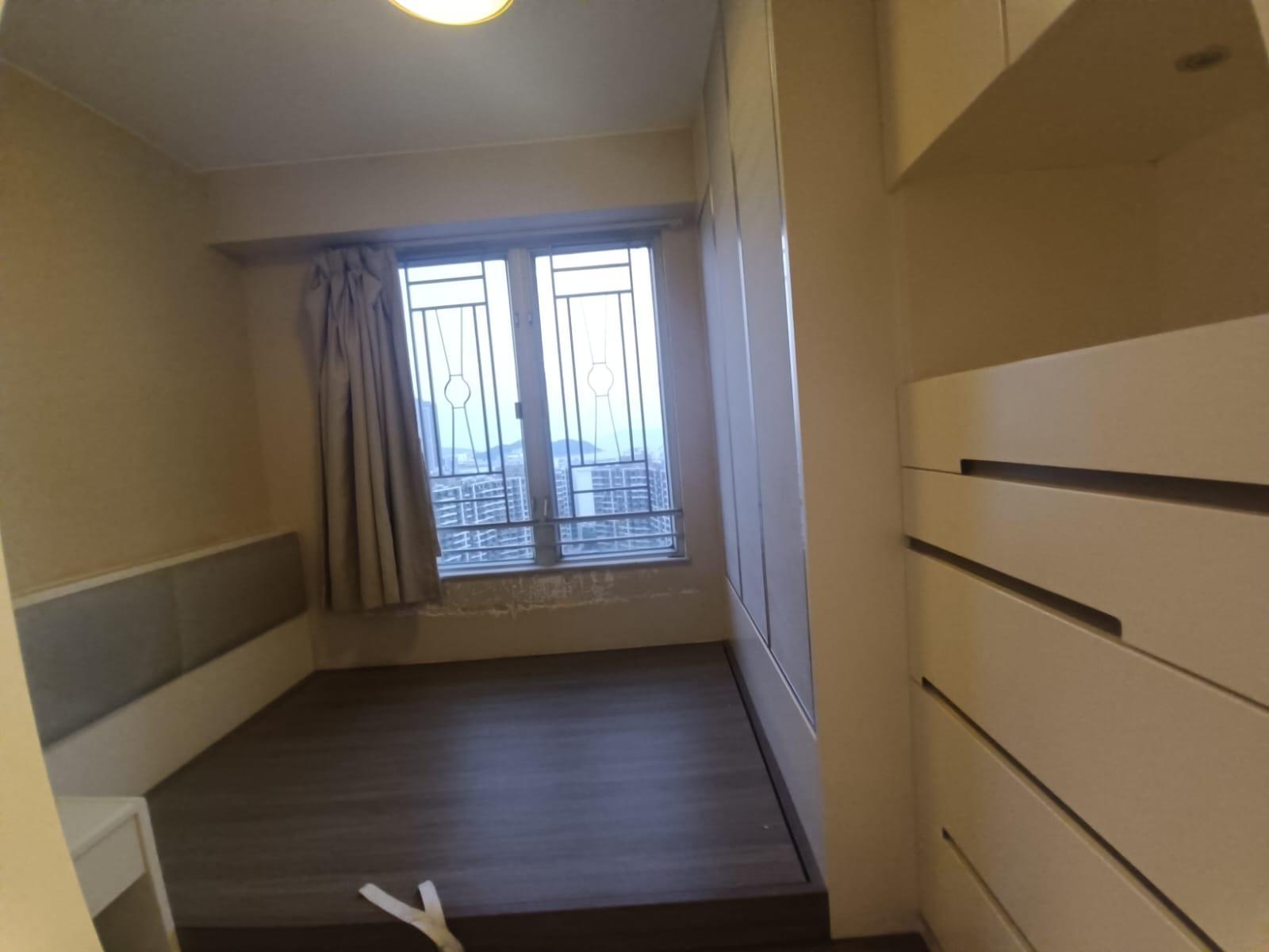 單位附帶不少訂製傢俬,仍十分新淨。(代理提供)