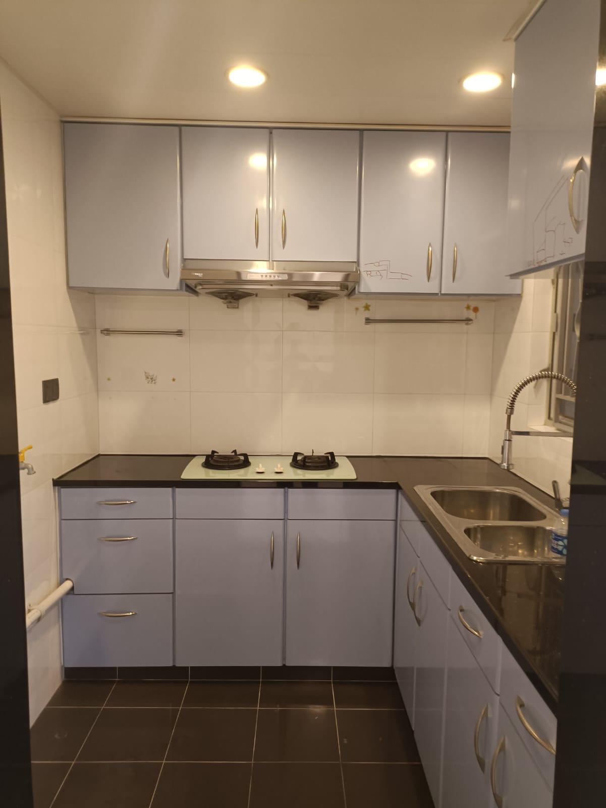 廚房面積闊落。(代理提供)