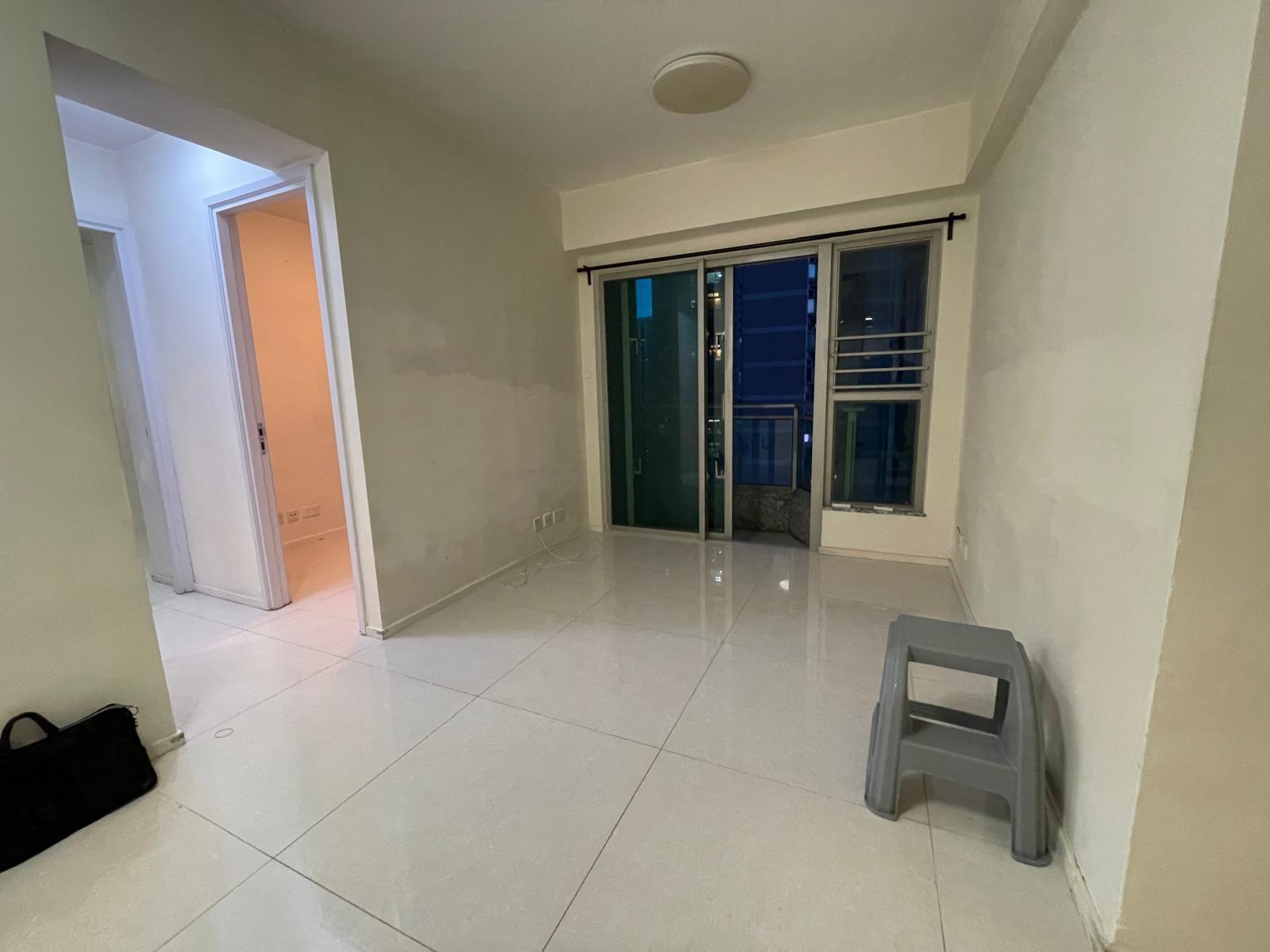 單位間隔四正,大廳附設露台。(代理提供)