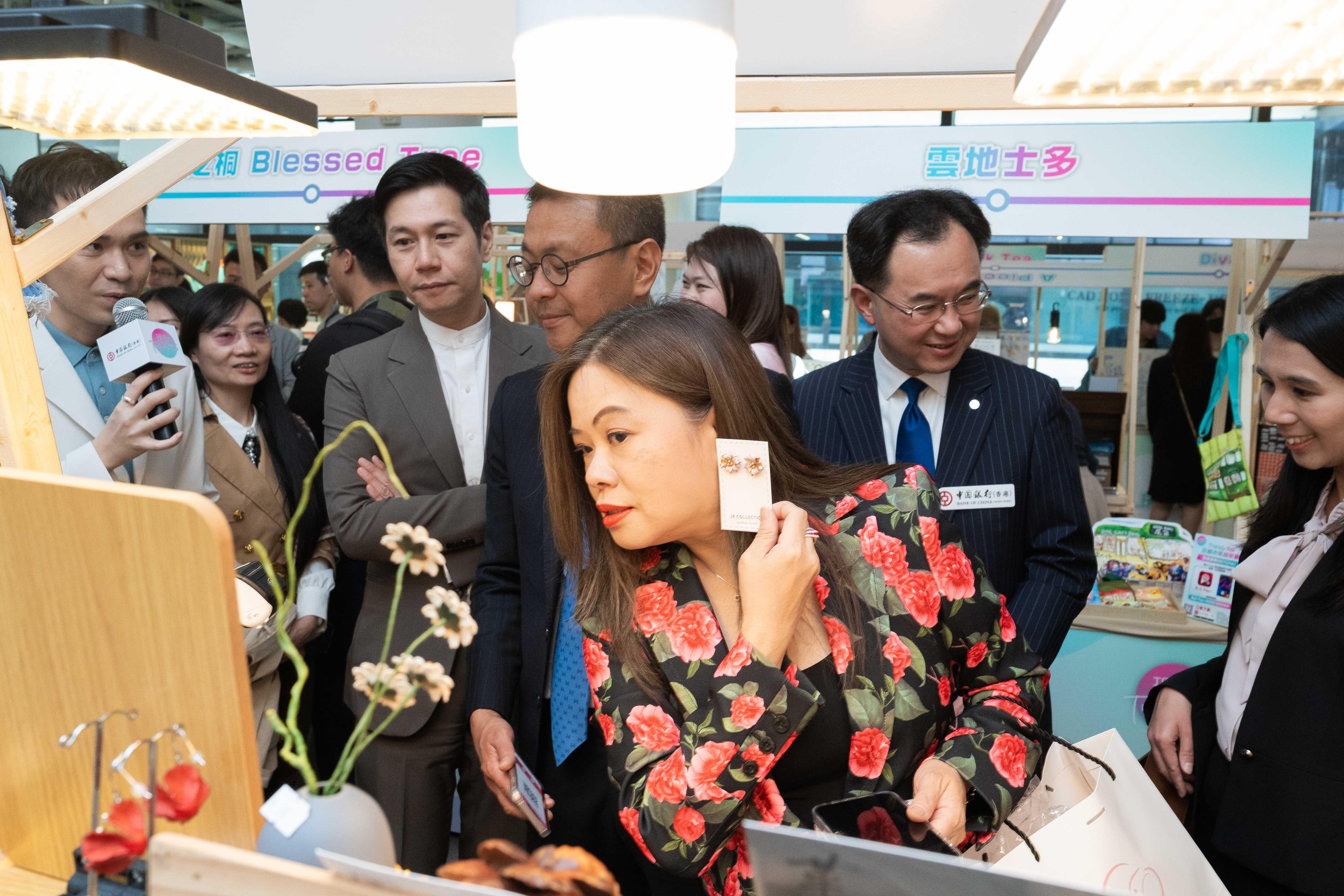 文化體育及旅遊局局長羅淑佩,亦有到「TrendyToo市集嘉年華」參觀,揀選手頭好。