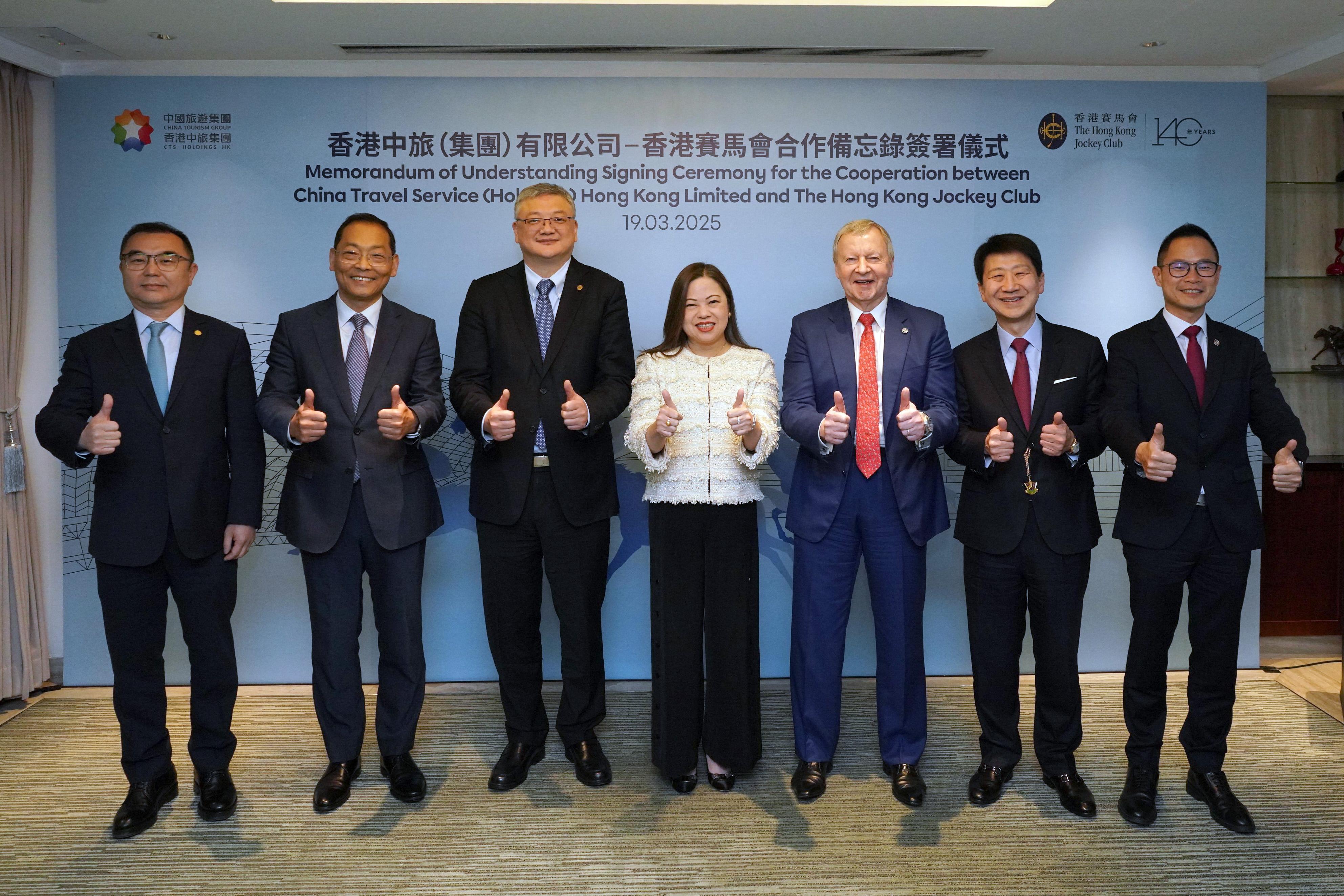 香港特別行政區政府文化體育及旅遊局局長羅淑佩(中),中聯辦經濟部副部長郭韶偉(左二),香港旅遊發展局主席彭耀佳(右二),香港賽馬會行政總裁應家柏(右三),及香港中旅(集團)有限公司董事長王海民(左三),香港賽馬會客戶策略、體驗及創新事務執行總監侯德洋(右一)及香港中旅(集團)有限公司副總經理簡易(左一)於合作備忘錄簽署儀式合照。