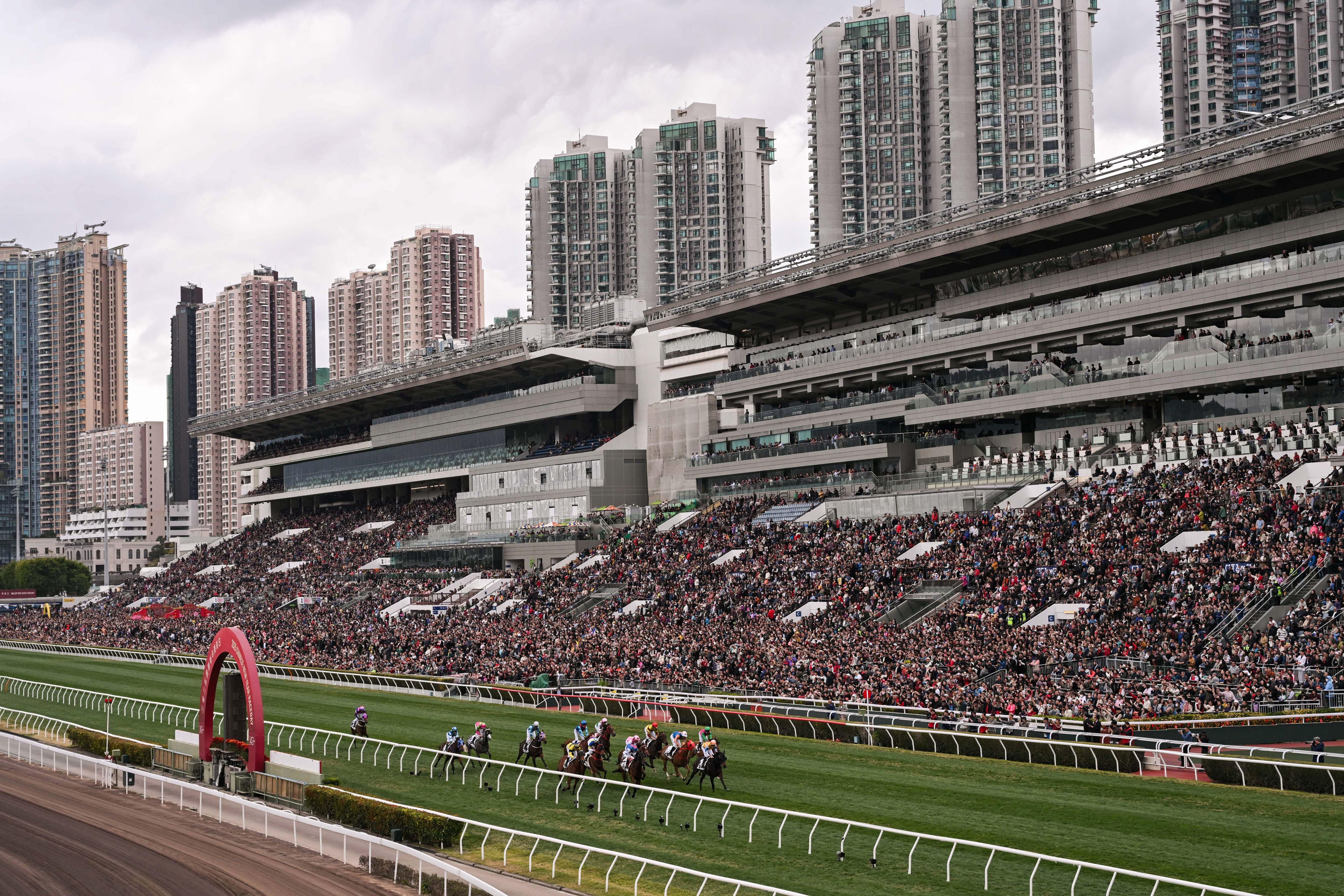 馬會每個賽季舉行 88 個賽馬日,遊客可於沙田馬場(圖3)及跑馬地馬場(圖4)享受精彩賽事、賽馬娛樂和美味佳餚,留下難忘的賽馬體驗。