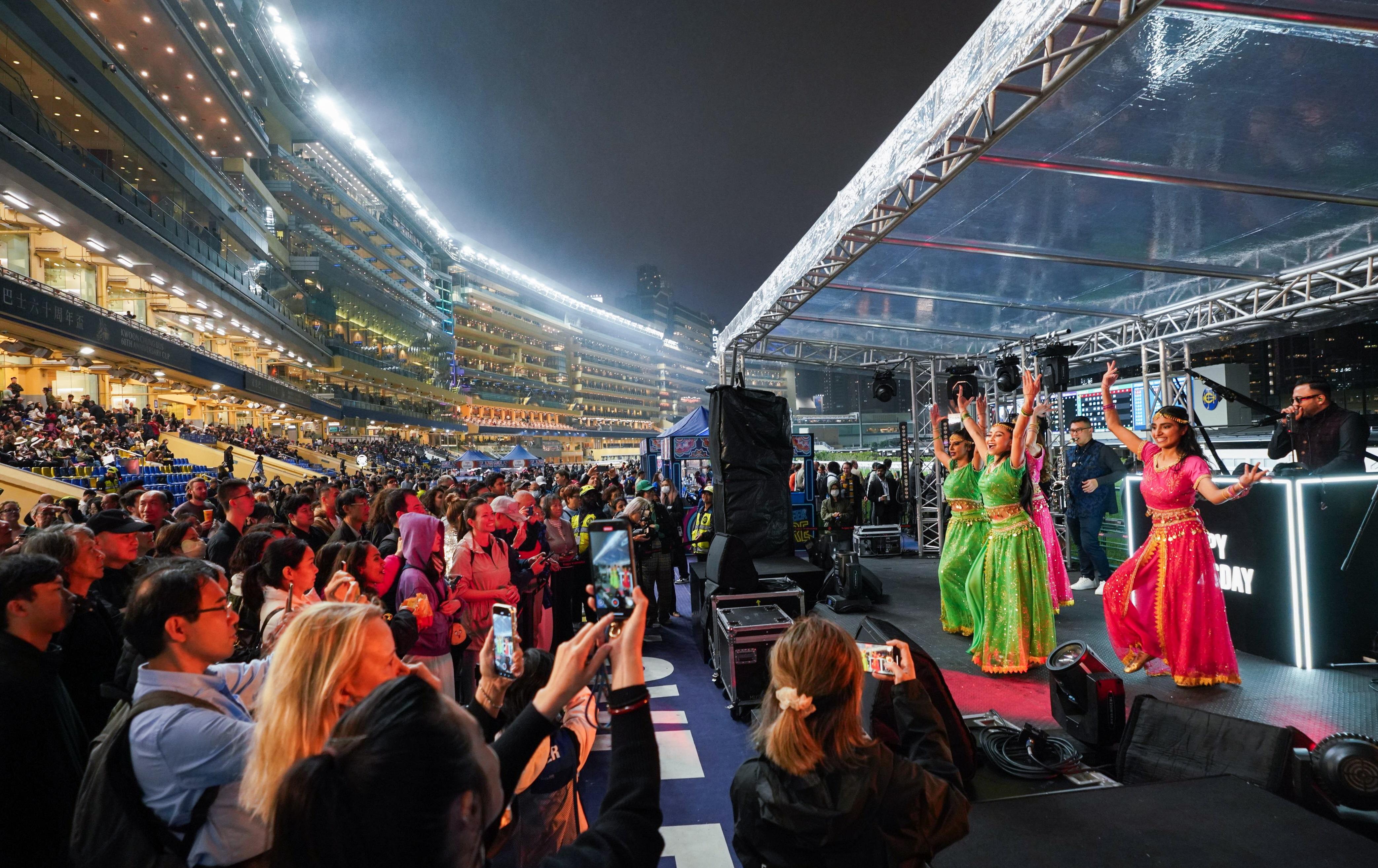 馬會每個賽季舉行 88 個賽馬日,遊客可於沙田馬場(圖3)及跑馬地馬場(圖4)享受精彩賽事、賽馬娛樂和美味佳餚,留下難忘的賽馬體驗。