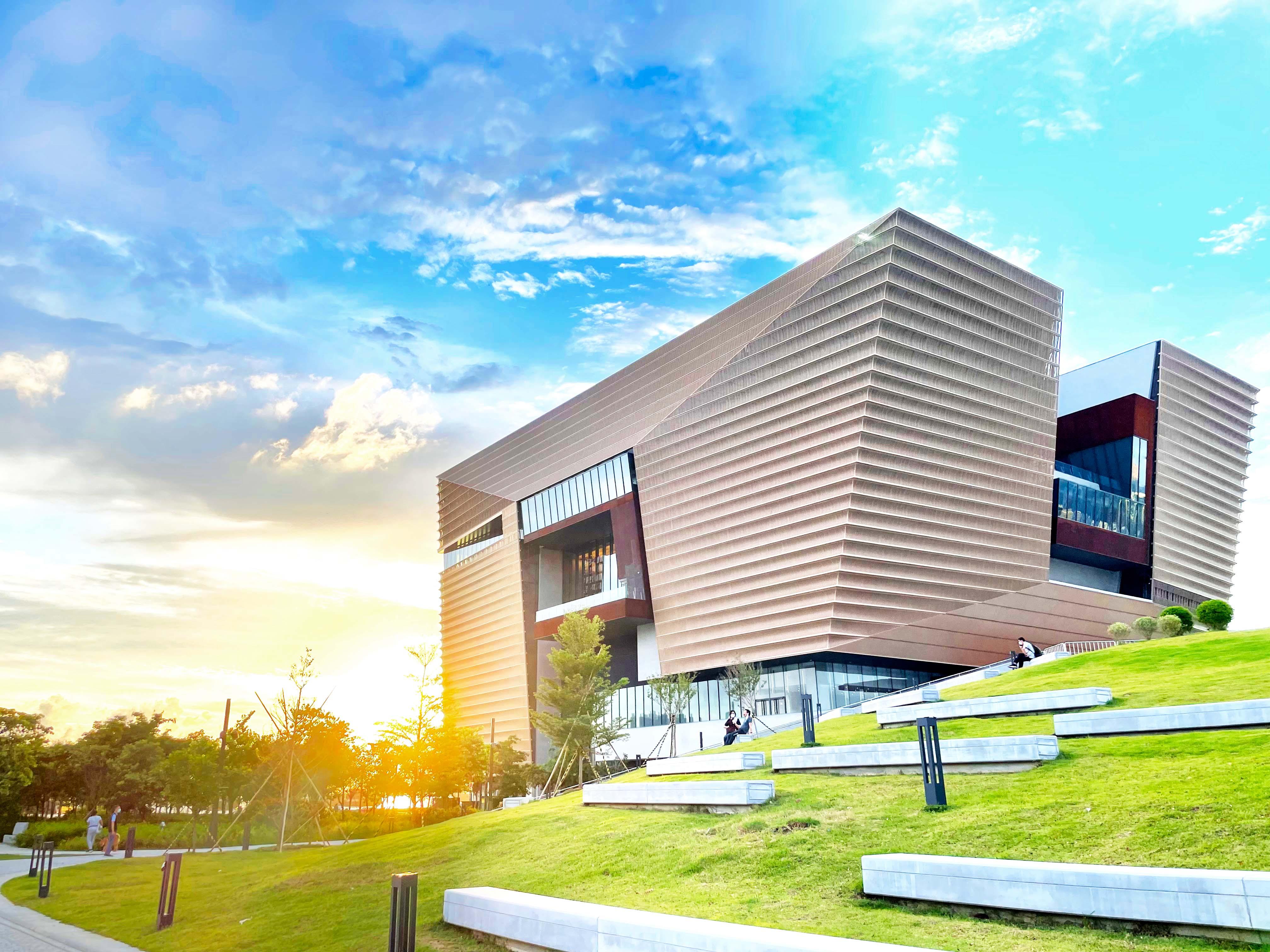 馬會以不同方式貢獻文化旅遊,當中包括:支持興建香港故宮文化博物館,