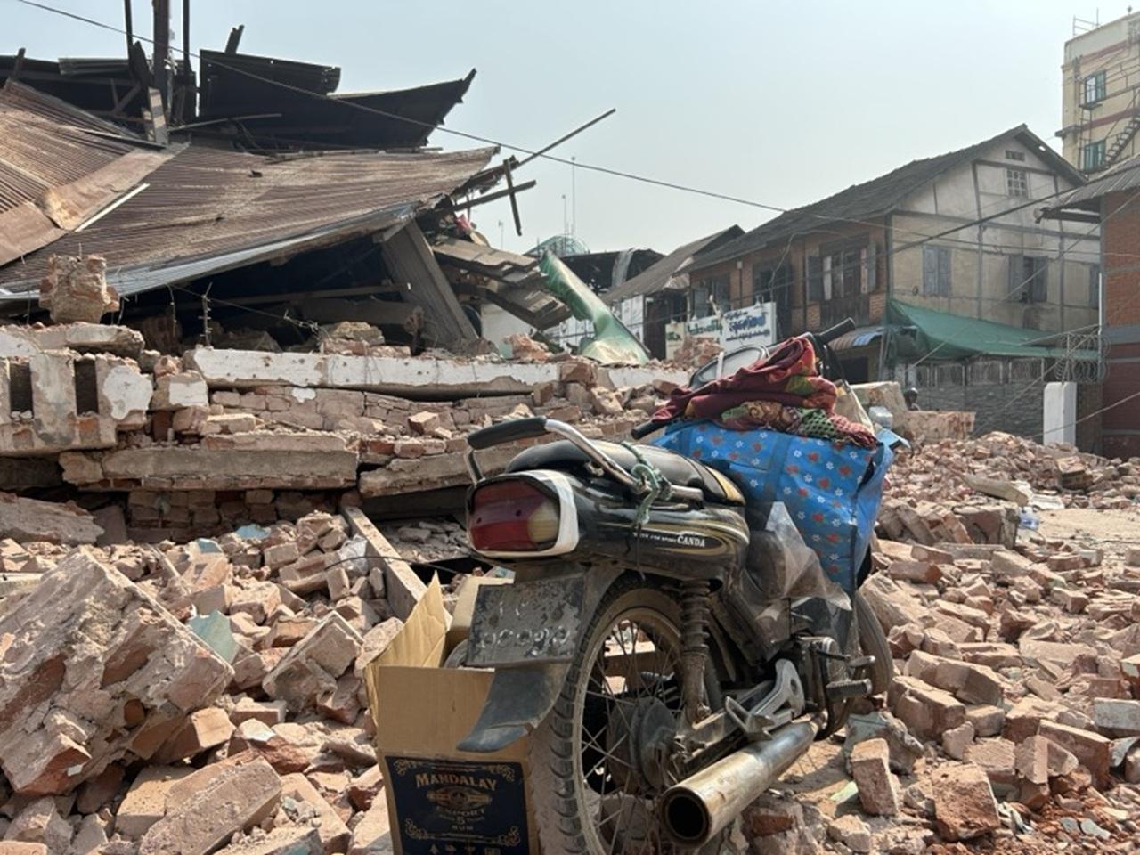 3 月 28 日重創緬甸中部的 7.7 級強震,所留下的廢墟災痕。民居深陷磚石殘骸。© UNICEF/UNI771088/