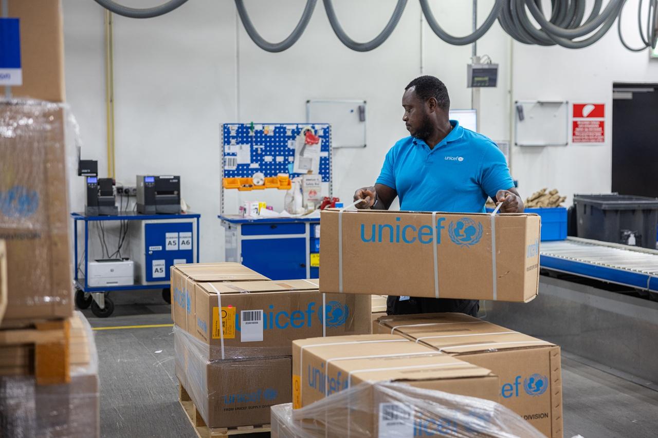 緊急救援物資正從 UNICEF 在哥本哈根的全球供應中心運往災區,支援緬甸地震的緊急救援工 作。© UNICEF/UNI771641/Visona