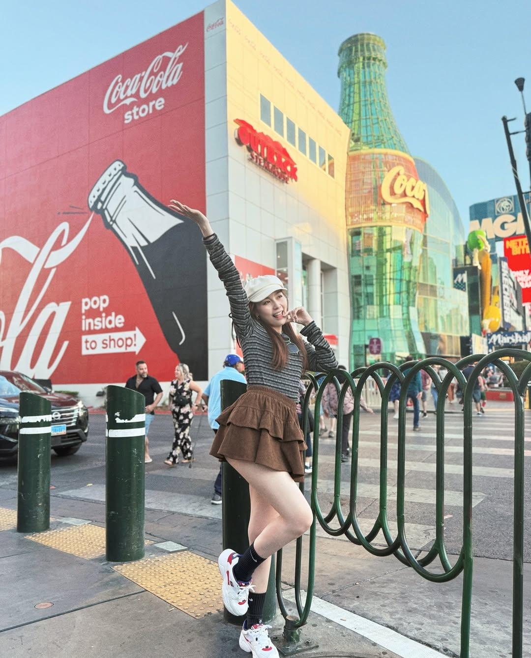 相隔13年重遊拉斯維加斯,33歲李蘊保養得宜,穿埋短裙仔更覺青春。