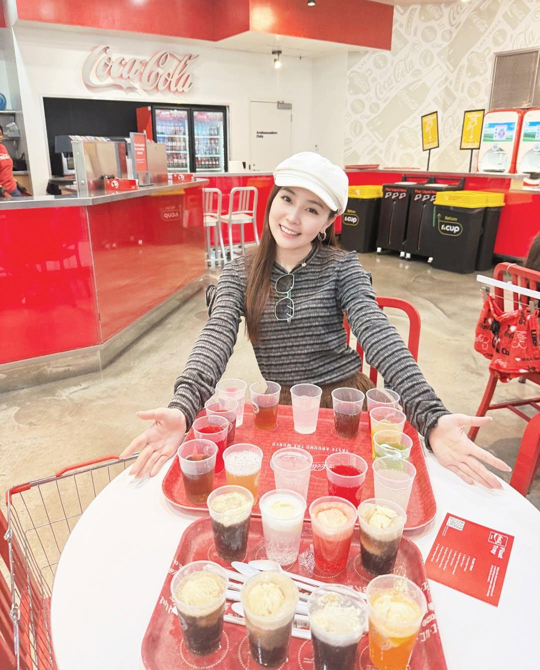 李蘊自稱是汽水愛好者必去Coca Cola Store。